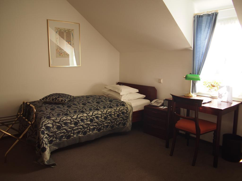 Single Room,396925842:JPEG